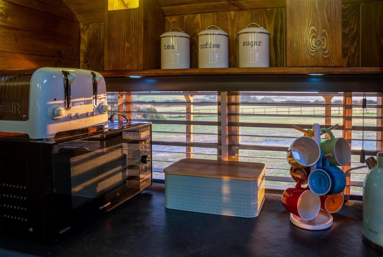 American School Bus - 1 Bedroom - Blossom Farm - Tiers Cross Johnston Eksteriør bilde