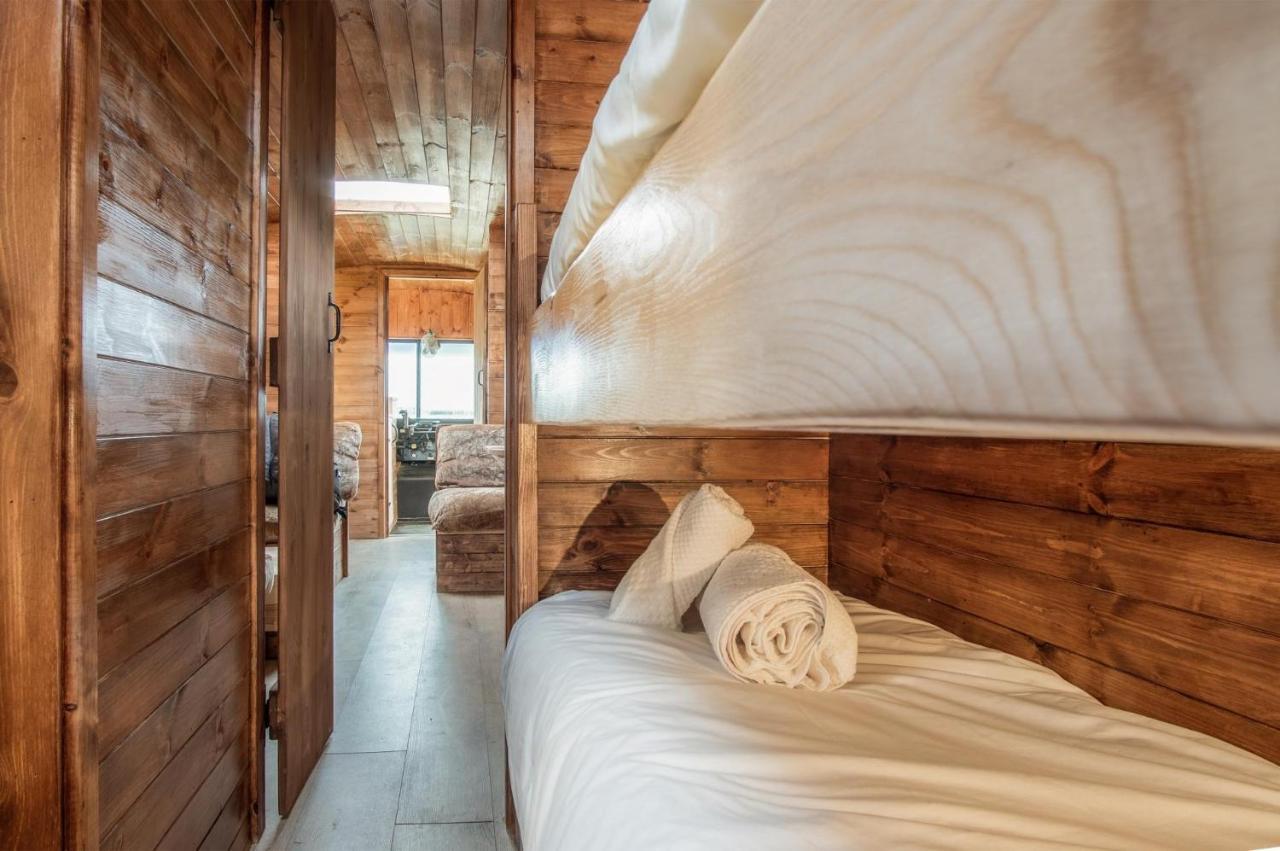 American School Bus - 1 Bedroom - Blossom Farm - Tiers Cross Johnston Eksteriør bilde