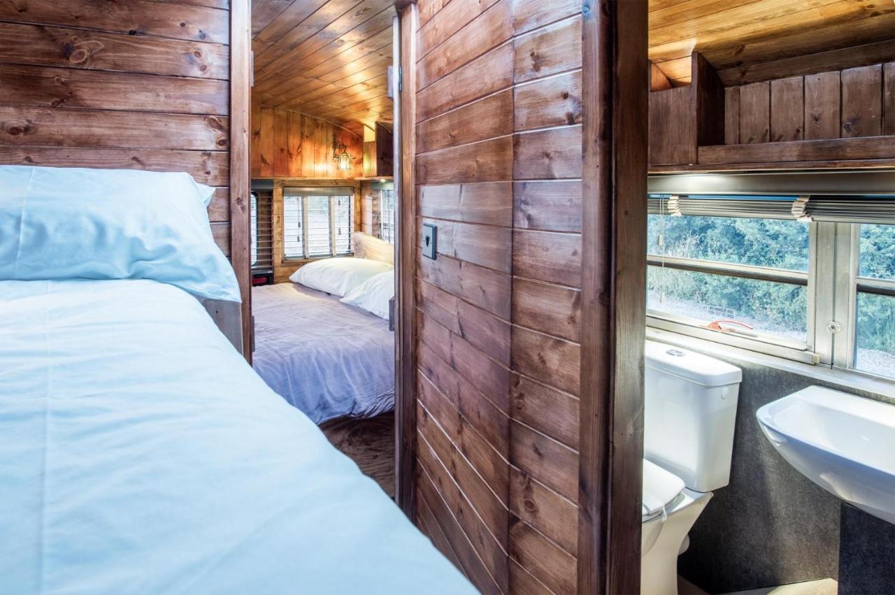 American School Bus - 1 Bedroom - Blossom Farm - Tiers Cross Johnston Eksteriør bilde