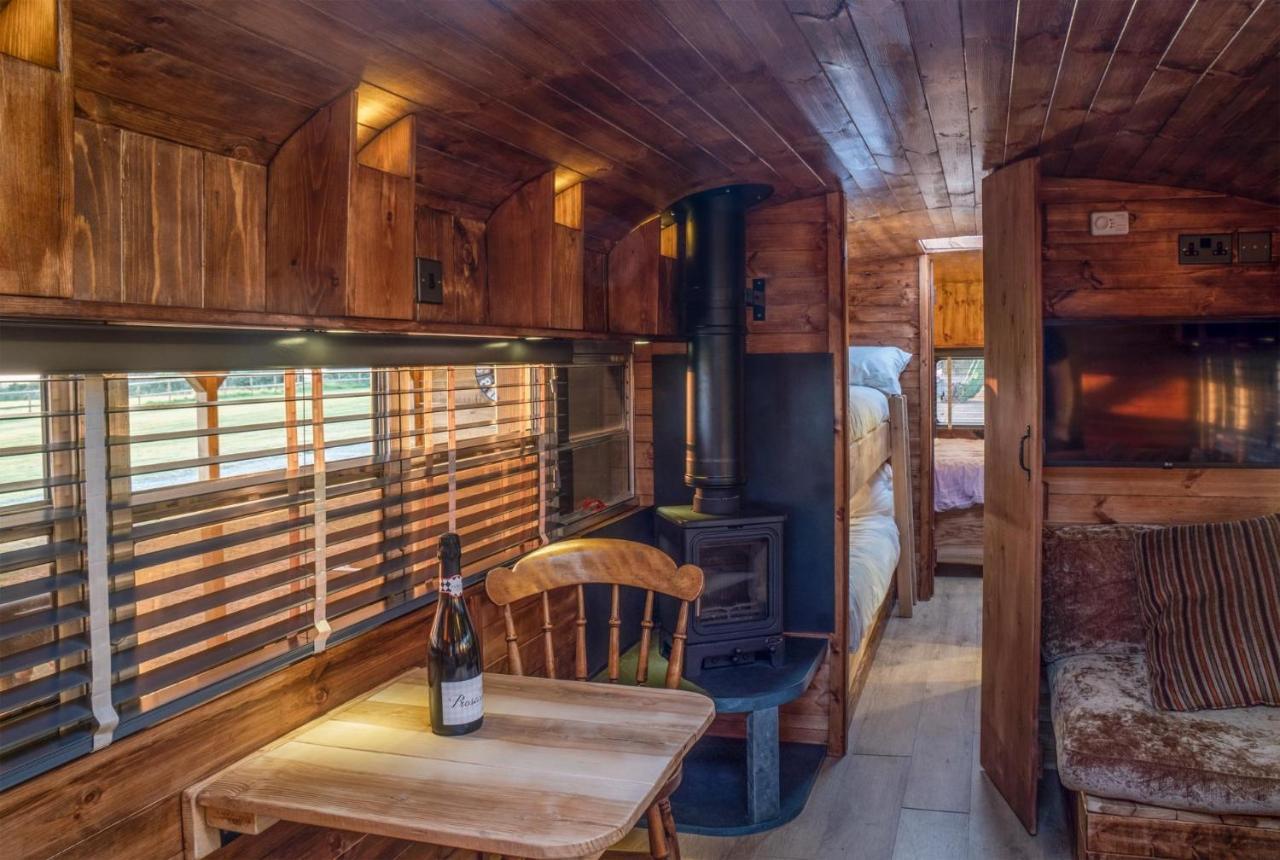 American School Bus - 1 Bedroom - Blossom Farm - Tiers Cross Johnston Eksteriør bilde