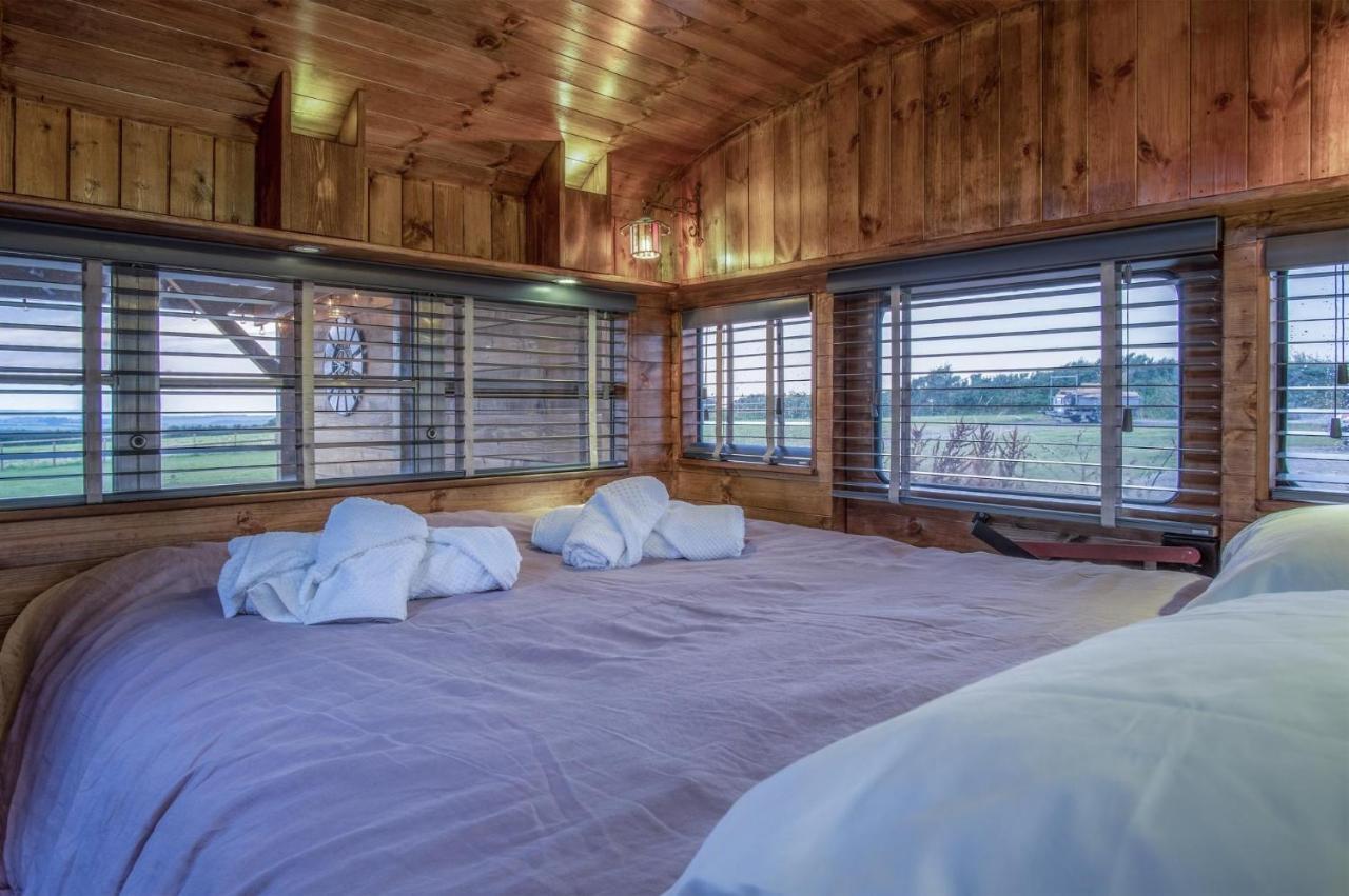 American School Bus - 1 Bedroom - Blossom Farm - Tiers Cross Johnston Eksteriør bilde