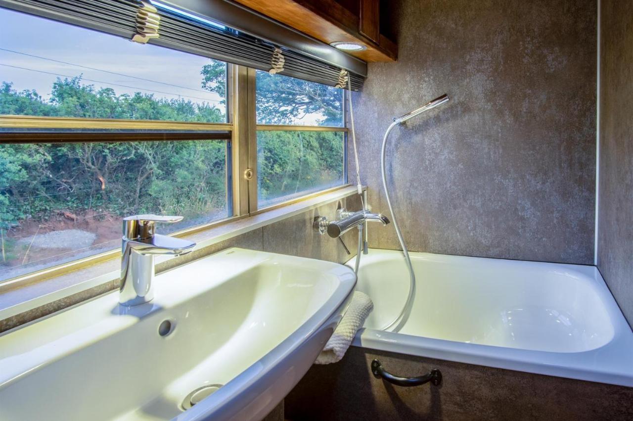 American School Bus - 1 Bedroom - Blossom Farm - Tiers Cross Johnston Eksteriør bilde