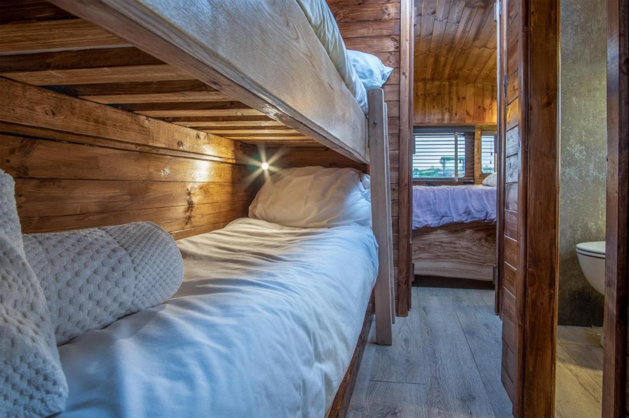 American School Bus - 1 Bedroom - Blossom Farm - Tiers Cross Johnston Eksteriør bilde