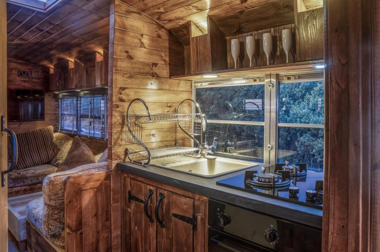 American School Bus - 1 Bedroom - Blossom Farm - Tiers Cross Johnston Eksteriør bilde