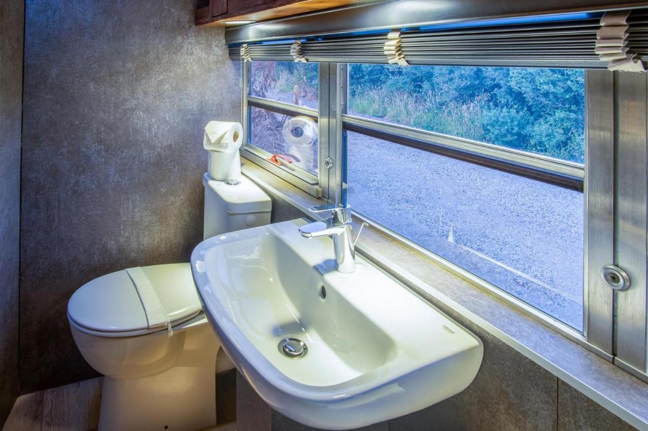 American School Bus - 1 Bedroom - Blossom Farm - Tiers Cross Johnston Eksteriør bilde